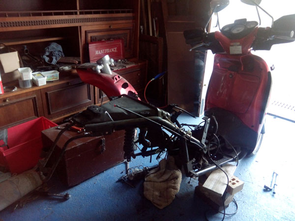 vue arrière du scooter démonté